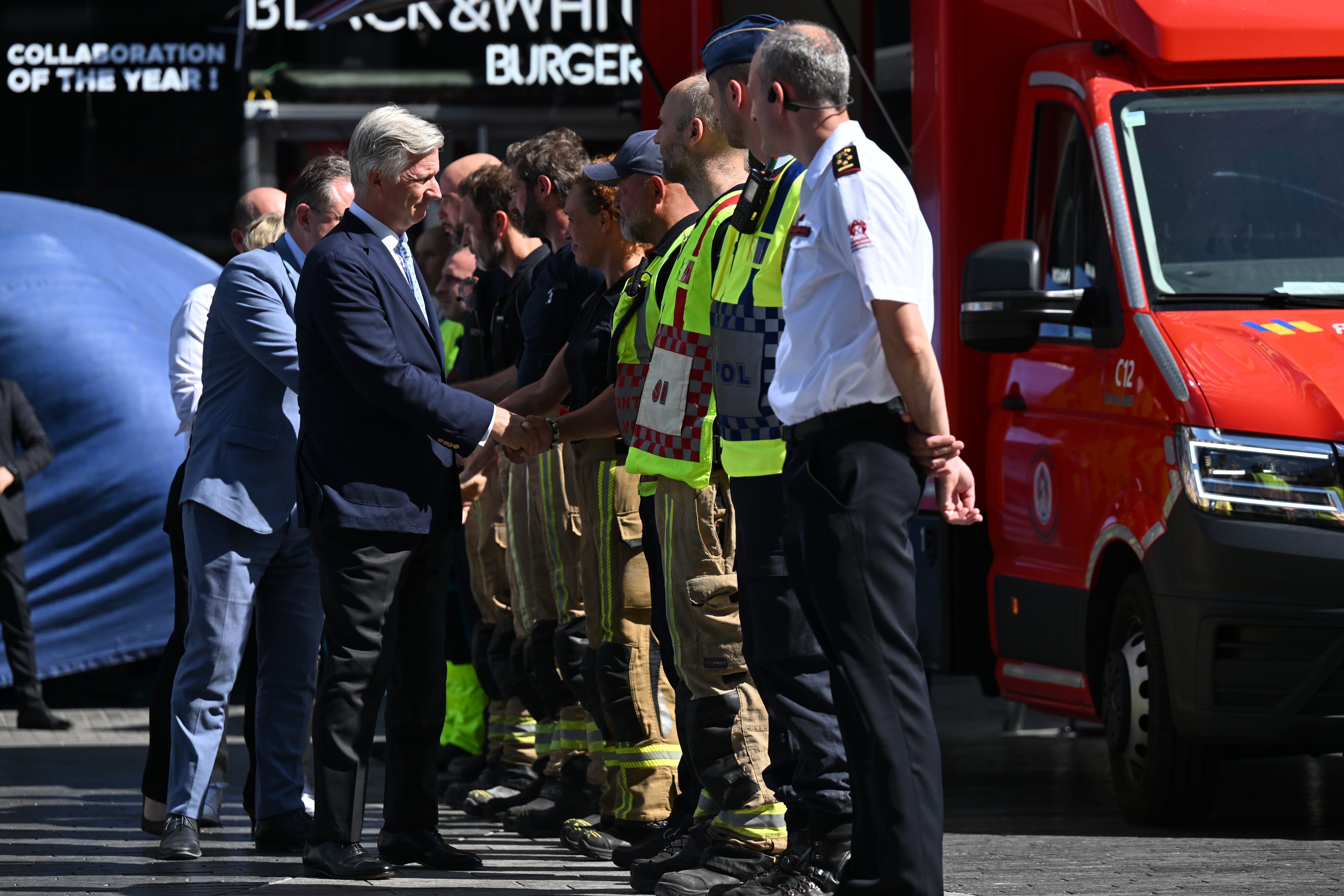 Le Premier ministre Bart de Wever et le roi Philippe sur les lieux de l'incendie de l'immeuble OXY, place de la Brouckère, à Bruxelles, le mardi 14 juillet 2026.