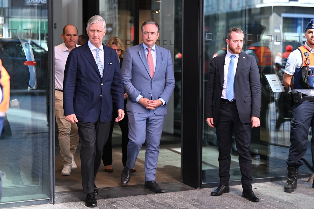 Le Premier ministre Bart de Wever et le roi Philippe sur les lieux de l'incendie de l'immeuble OXY, place de la Brouckère, à Bruxelles, le mardi 14 juillet 2026.