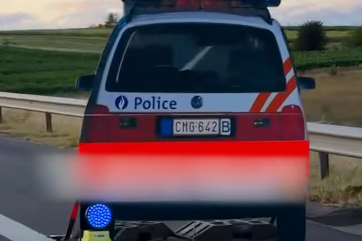 La fausse voiture de police.
